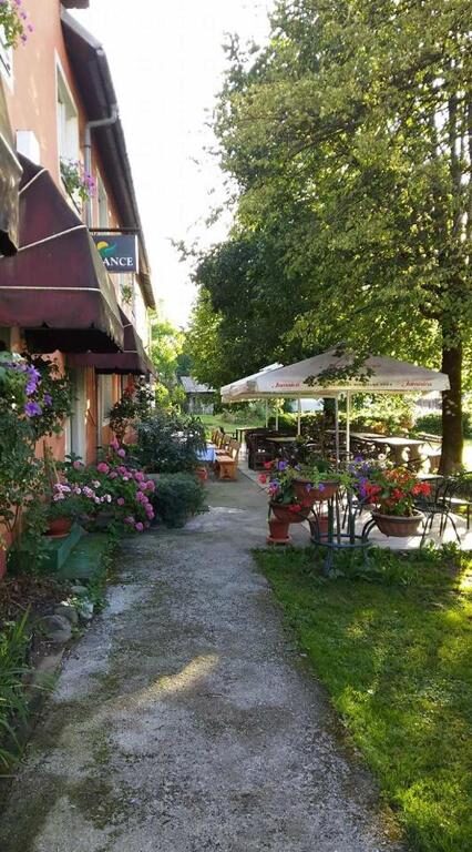 Hotel Mance terrace surrounded by flowers